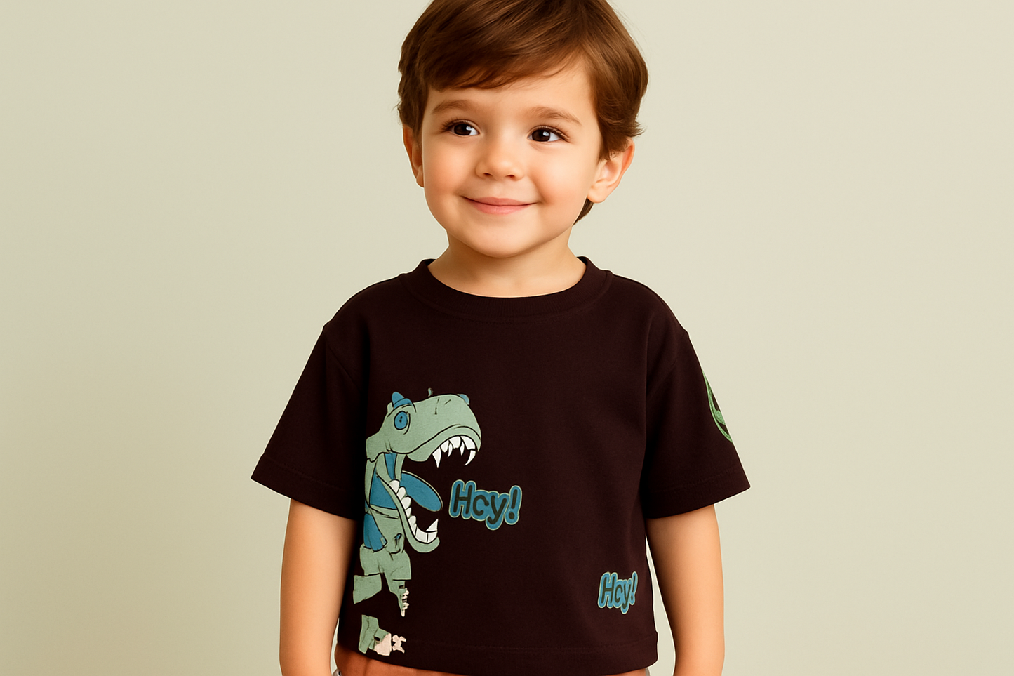 NiΓ±o varΓ³n con camiseta marrΓ³n oscuro