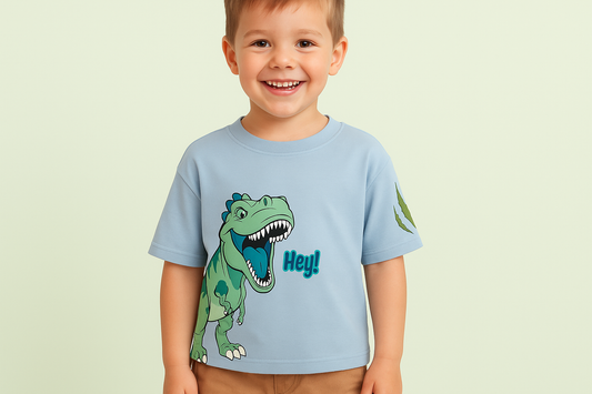 Niño con camiseta azul claro