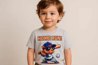 Niño con camiseta gris - Capybara HOME RUN!