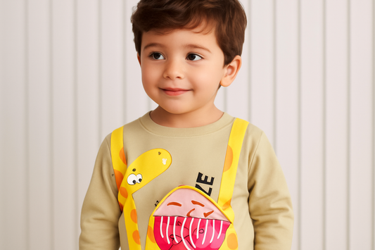 Niño con sudadera beige - Jirafa