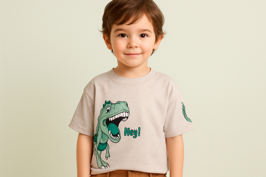 Niño varón con camiseta beige