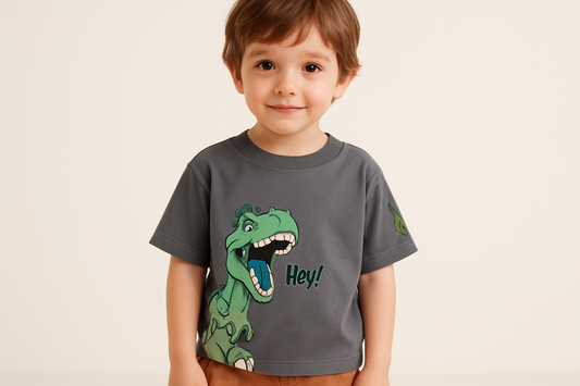 Niño varón con camiseta gris oscuro